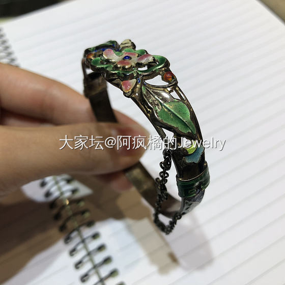 今天家里翻出来说是上面传下来的银镯子_银手镯