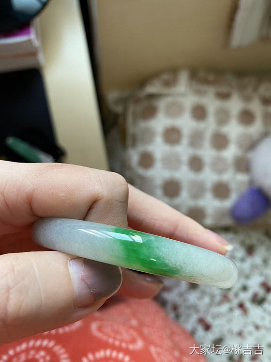 网购的第二支白底青鉴赏中，求坛友帮看看_手镯翡翠
