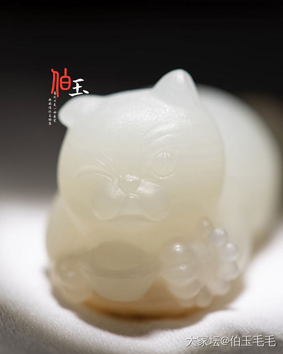好羡慕这只胖猫咪🐱~
慵懒的趴着发发呆 盘盘串 捧着个大元宝…
猫生巅峰啦_和田玉