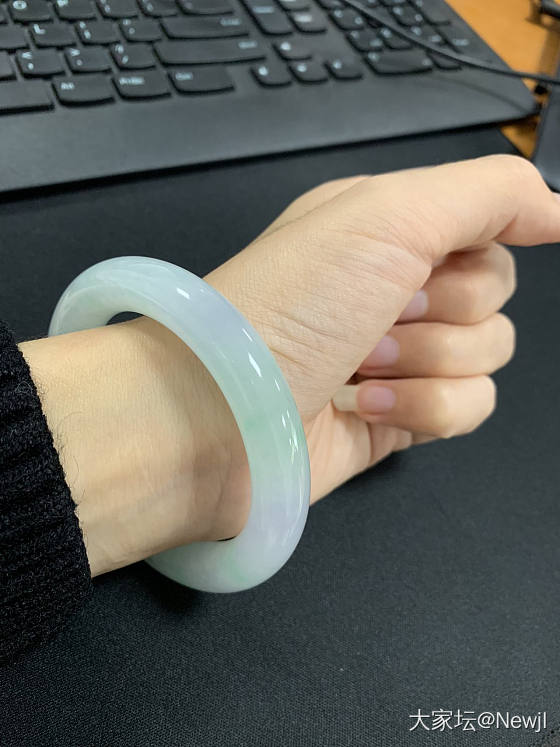 两年前买的翡翠镯子，想要出手，不知道有没有有缘人。