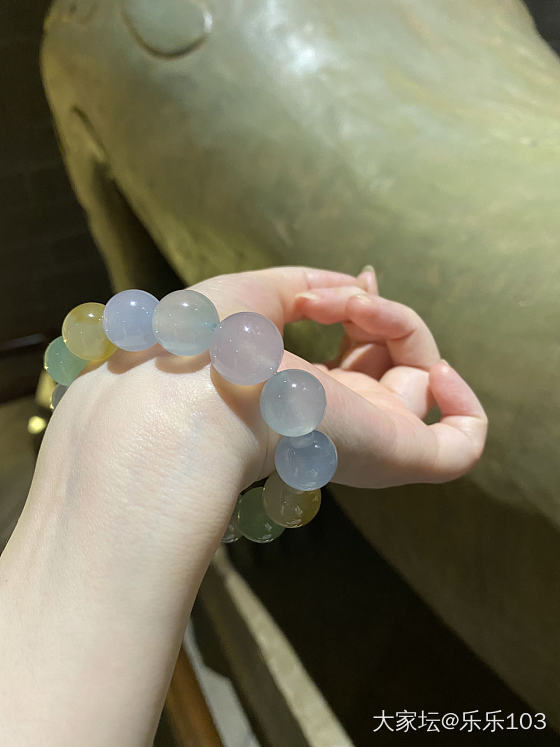 入坛以来最爱的翡翠单品～马卡龙珠串，买来一年了还是每天各种盘玩，满心喜欢，觉得这..._翡翠