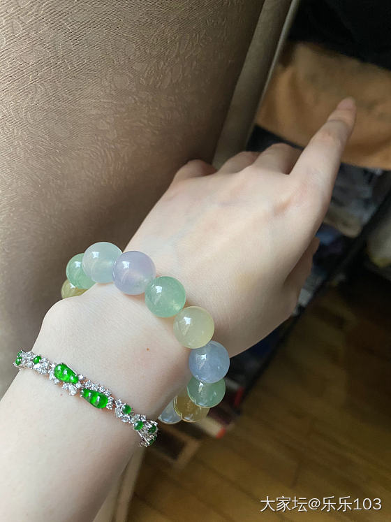 入坛以来最爱的翡翠单品～马卡龙珠串，买来一年了还是每天各种盘玩，满心喜欢，觉得这..._翡翠