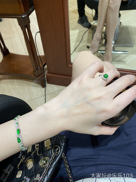 入坛以来最爱的翡翠单品～马卡龙珠串，买来一年了还是每天各种盘玩，满心喜欢，觉得这..._翡翠