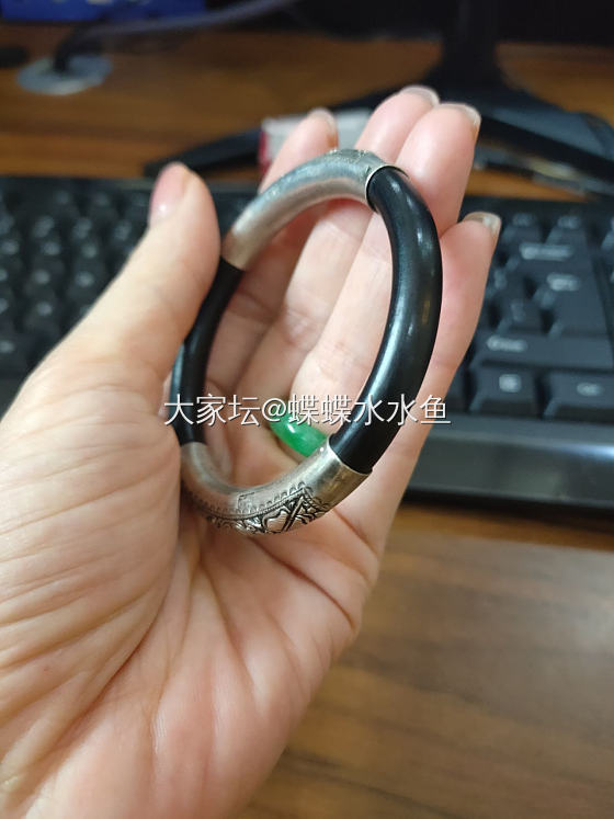 刚换岗位，无聊就淘东西。老藤镯 暗八仙，53圈口，双款，银管和藤子都很饱满，_银