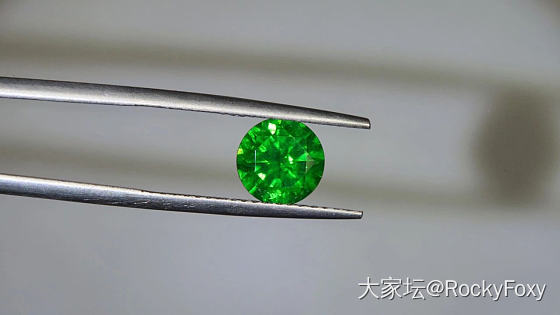 俄罗斯翠榴石 Russian demantoid garnet_彩色宝石