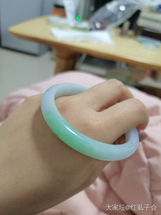 这两个镯子是不是特别像_翡翠
