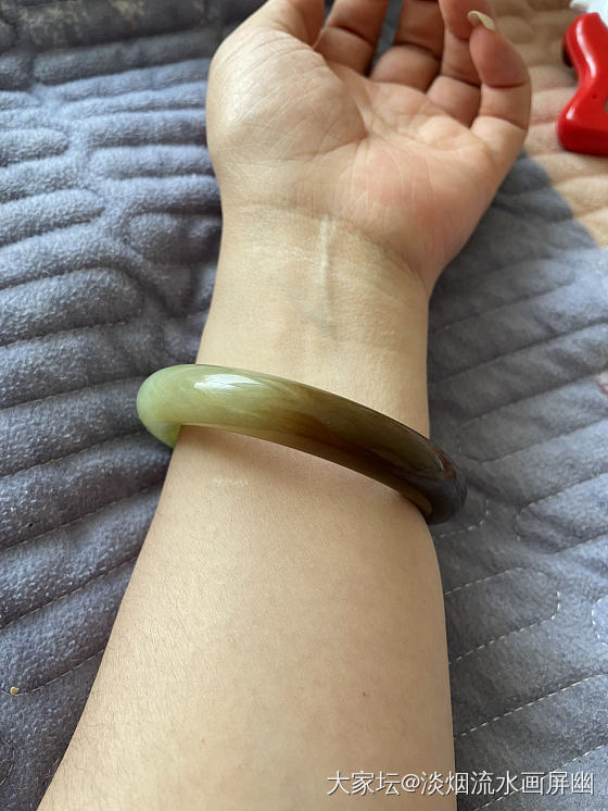亲们，这个镯是若羌黄口料吗？_和田玉