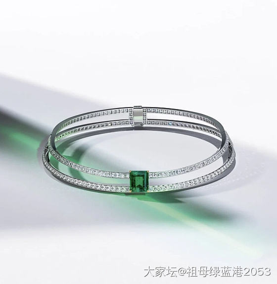 美的用处，首先在于慰籍，
其次在于陶冶，与美的共鸣，则成为修养。_首饰