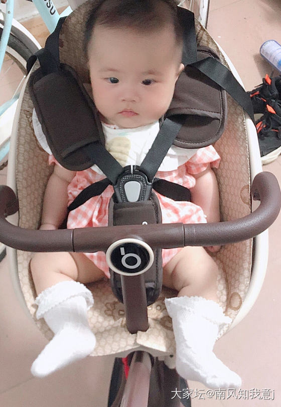 👶🏻的心里想：走又不走，还一直拍拍拍，特别不开心😂_幼儿