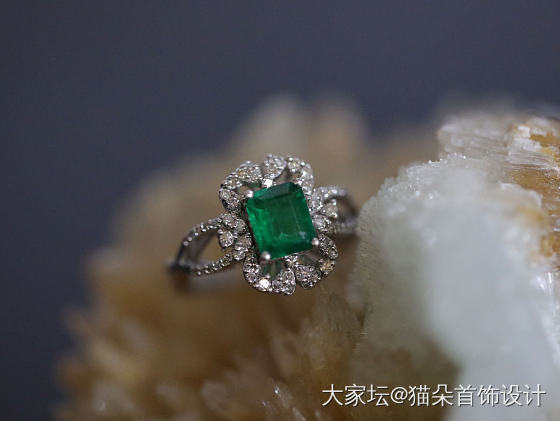 祖母绿戒指这样设计也挺漂亮的_首饰
