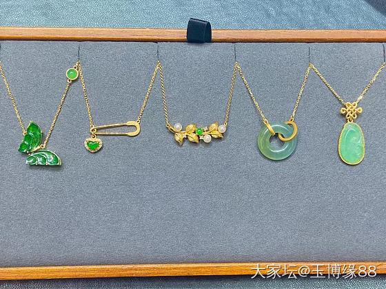 最全的热门翡翠款式集合图💚
你想要的设计款国产风翡翠都在这里啦~轻松get小H书..._翡翠