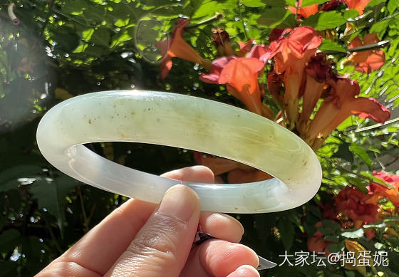 橄榄黄洒金镯 不小心和我的佛公配上了_翡翠