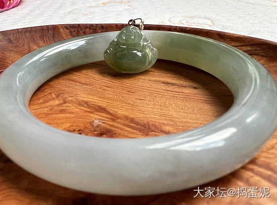 橄榄黄洒金镯 不小心和我的佛公配上了_翡翠