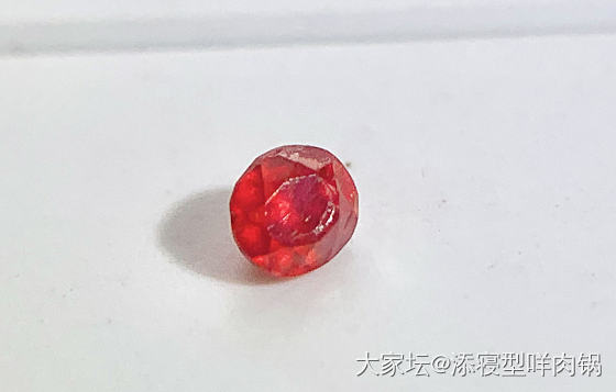 漂亮的红色美丽废物_彩色宝石