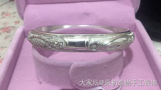手工铲花三窗浮雕轨道足银手镯_银
