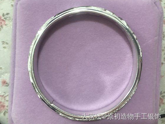 手工铲花三窗浮雕轨道足银手镯_银
