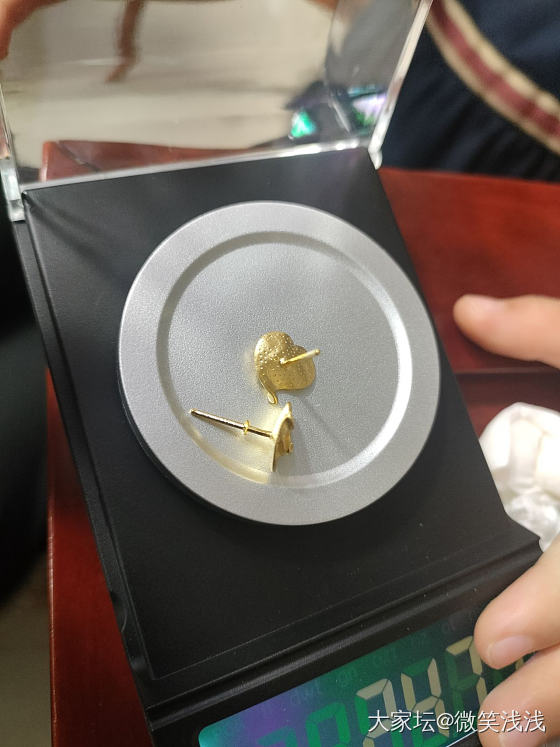 耳钉上有个金片片，我是把它扔了_金