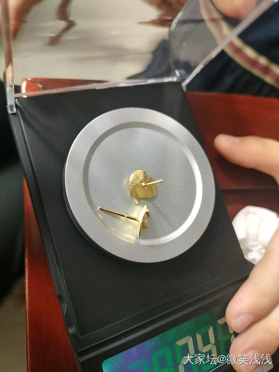 耳钉上有个金片片，我是把它扔了_金