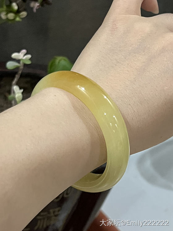 黄口带糖，黄金万两？_手镯和田玉
