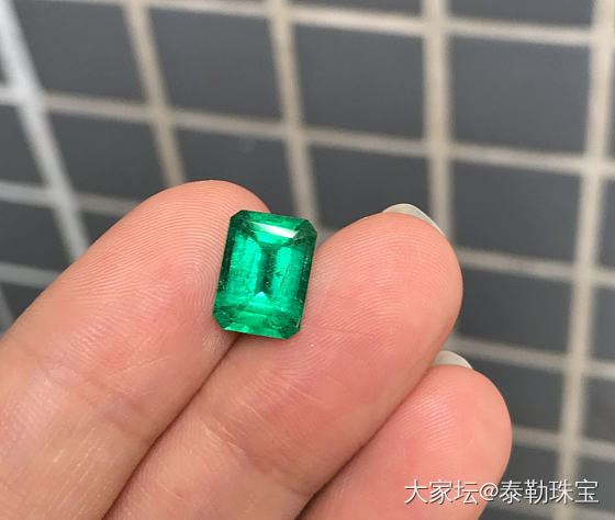 【泰勒彩宝】3.33ct 哥伦比亚玻璃体vivid green_祖母绿