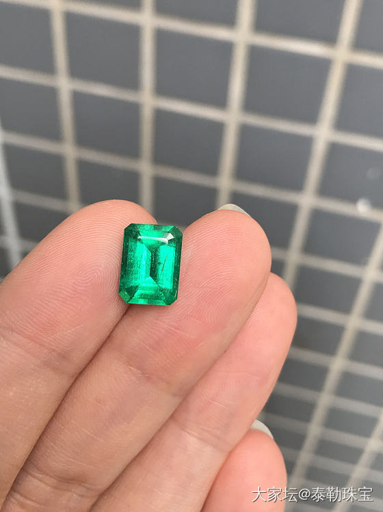 【泰勒彩宝】3.33ct 哥伦比亚玻璃体vivid green_祖母绿