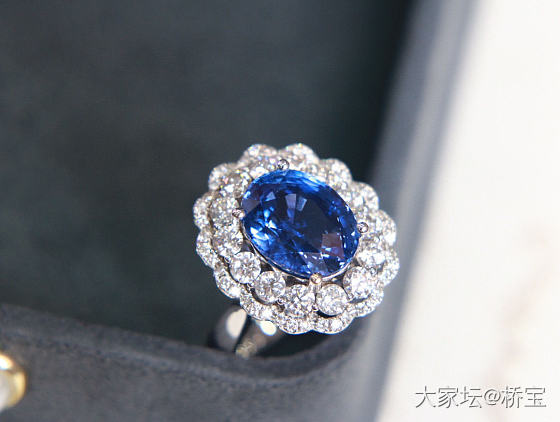 5.63克拉天然蓝宝石戒指  CSL有烧矢车菊 干净玻璃体  火彩非常赞👍 钻石..._名贵宝石
