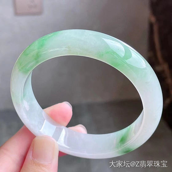 飘绿宽边手镯_翡翠