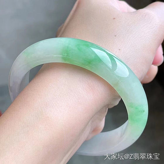 飘绿宽边手镯_翡翠