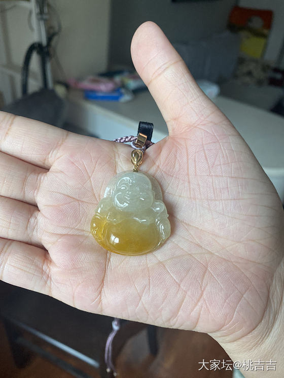 实体店中千入的冰黄翡佛公，吃药了没？_翡翠