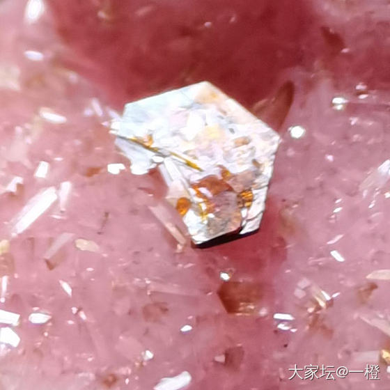 粉粉嫩～南非菱锰矿共生黄铝锰矾_彩色宝石矿物标本