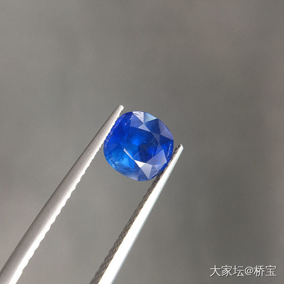 皇家蓝蓝宝石，3.53ct N，带GRS证书
一颗枕形缅甸矿区的无烧皇家蓝蓝宝石..._名贵宝石