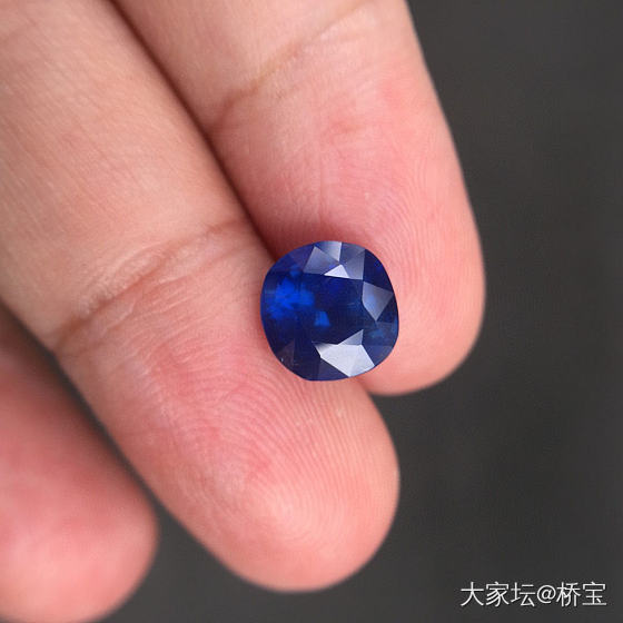皇家蓝蓝宝石，3.53ct N，带GRS证书
一颗枕形缅甸矿区的无烧皇家蓝蓝宝石..._名贵宝石