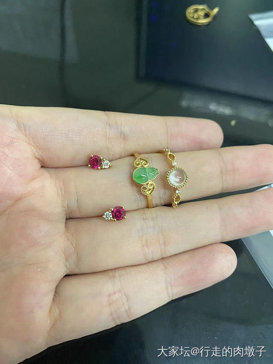 培育红宝石耳钉还是做小了_镶嵌彩色宝石