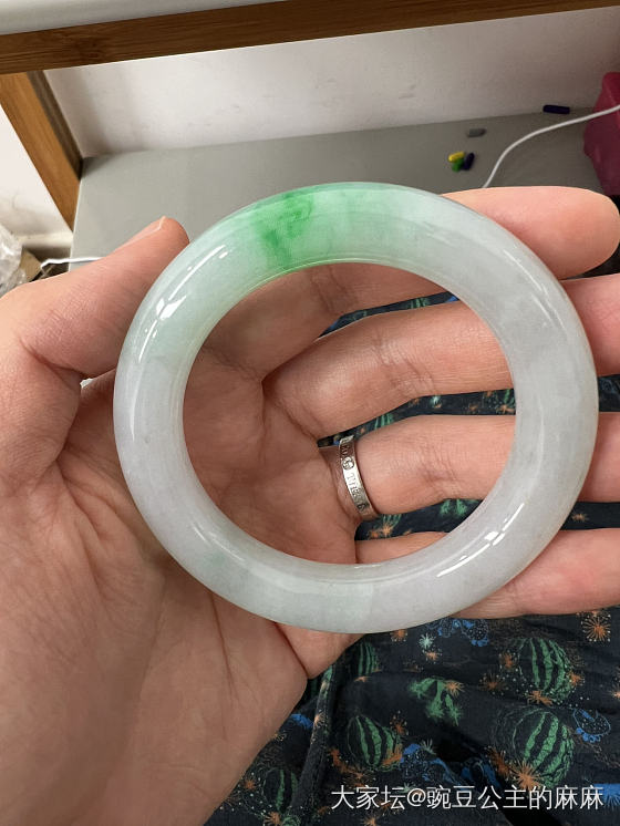 哪个更美更值得留？_手镯翡翠