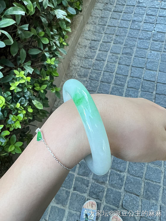 哪个更美更值得留？_手镯翡翠