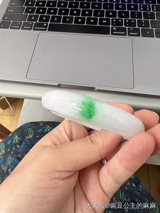 哪个更美更值得留？_手镯翡翠
