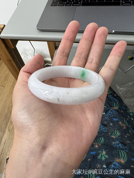 哪个更美更值得留？_手镯翡翠