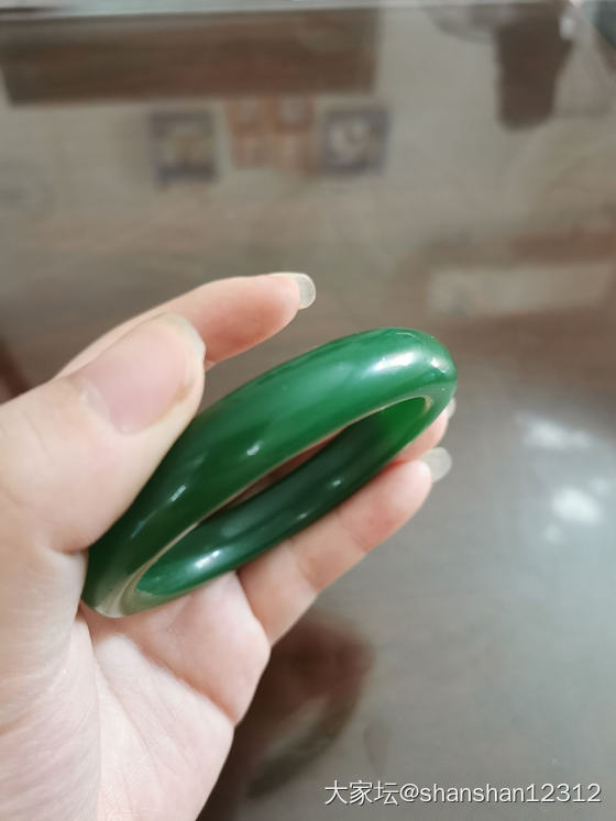 大家看看这个镯子是什么材质的？_和田玉