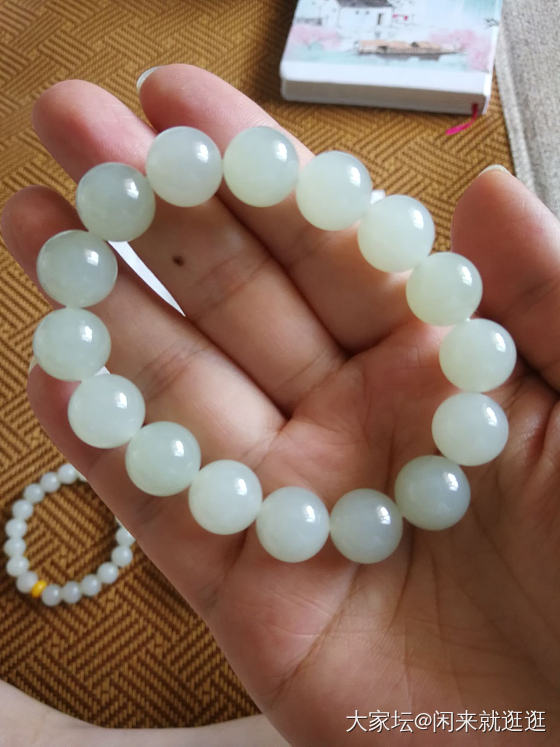 请懂和田玉的姐妹帮我看一下：左右两串哪一串更好一点？图一是合照，图二（右），图三..._珠串和田玉