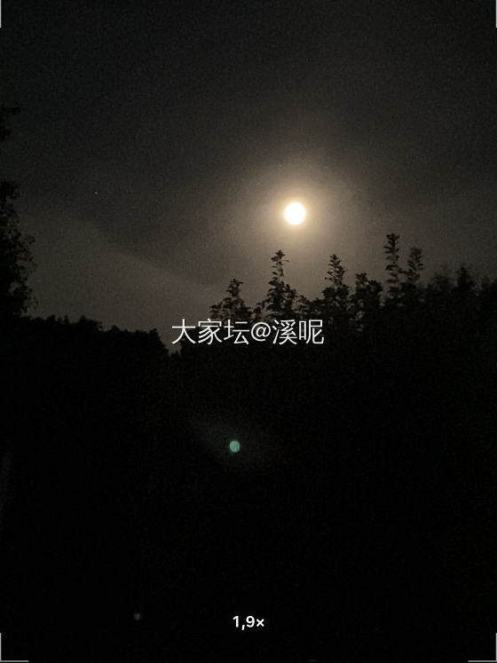 夜晚灯光下面的手链闪闪发光_金