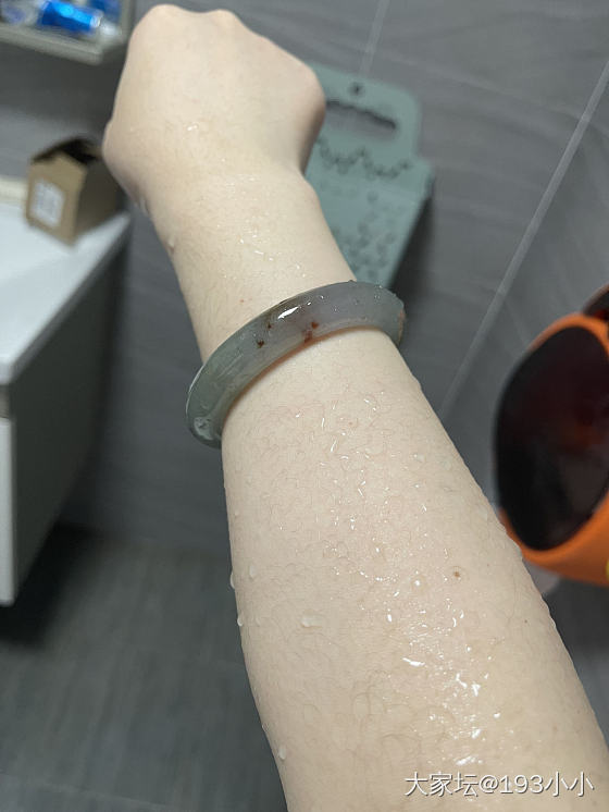 一只特色红翡镯子_手镯翡翠