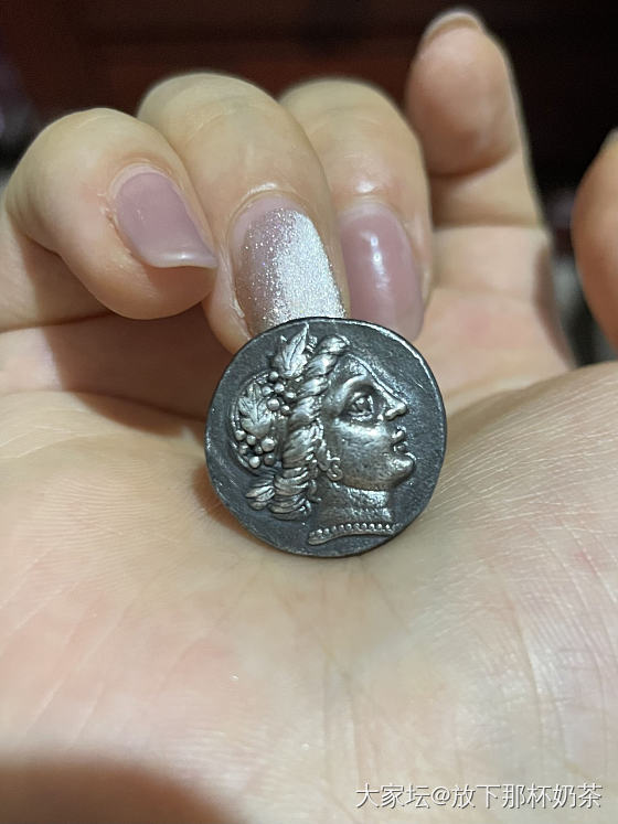 女神黑眼圈有点严重啊_银