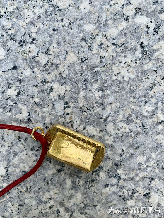 吊坠压了个坑_金