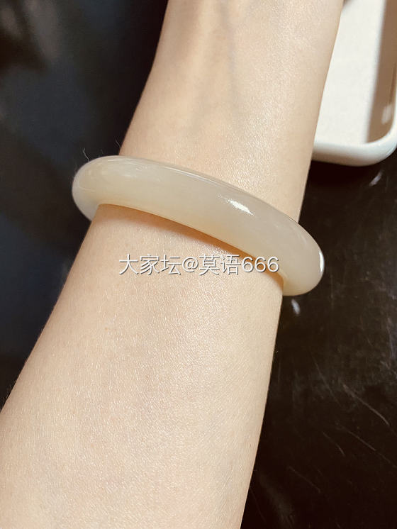 出个粉白双色的贵妃镯，有姐妹看对眼戳我