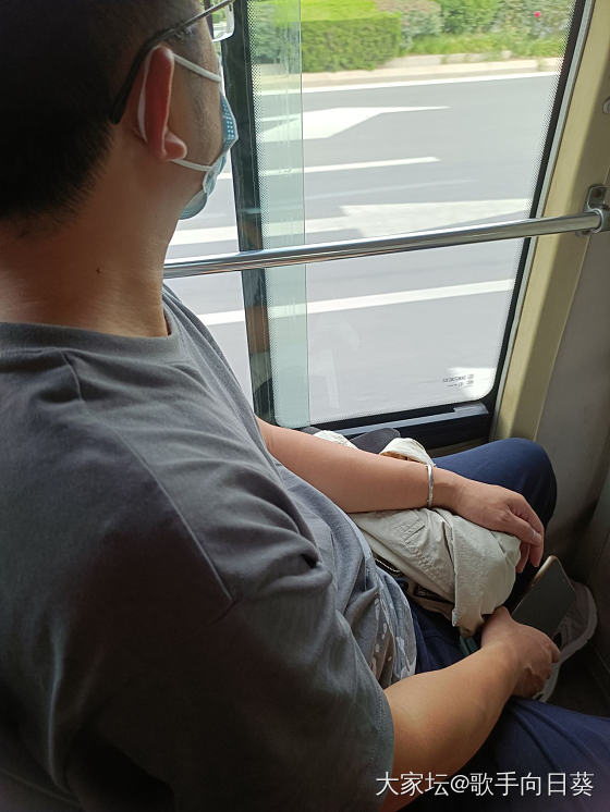 今早公交车上的小哥哥戴手镯😊

好可惜没拍到开口那面……_银