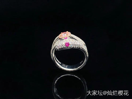 蛇🐍粉钻戒指💍设计款制作，颜色鲜艳亮丽佩戴上手美美哒～特价29999
主石0.3..._彩钻