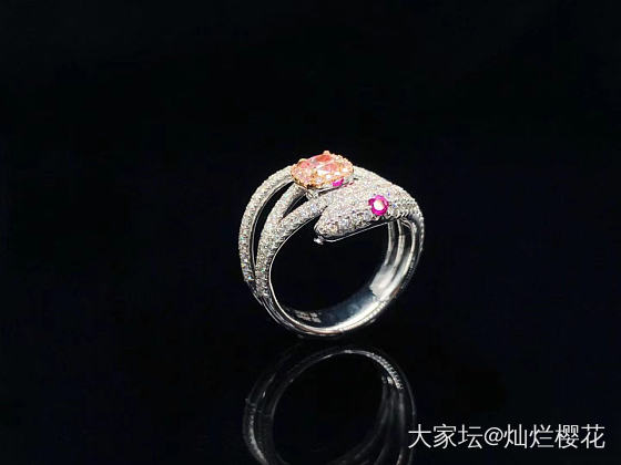 蛇🐍粉钻戒指💍设计款制作，颜色鲜艳亮丽佩戴上手美美哒～特价29999
主石0.3..._彩钻