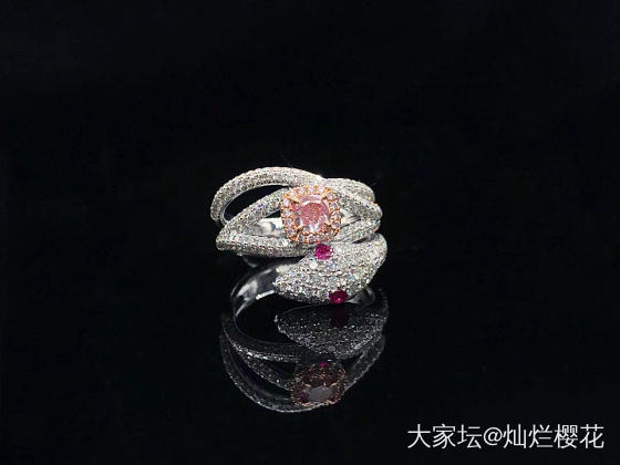 蛇🐍粉钻戒指💍设计款制作，颜色鲜艳亮丽佩戴上手美美哒～特价29999
主石0.3..._彩钻