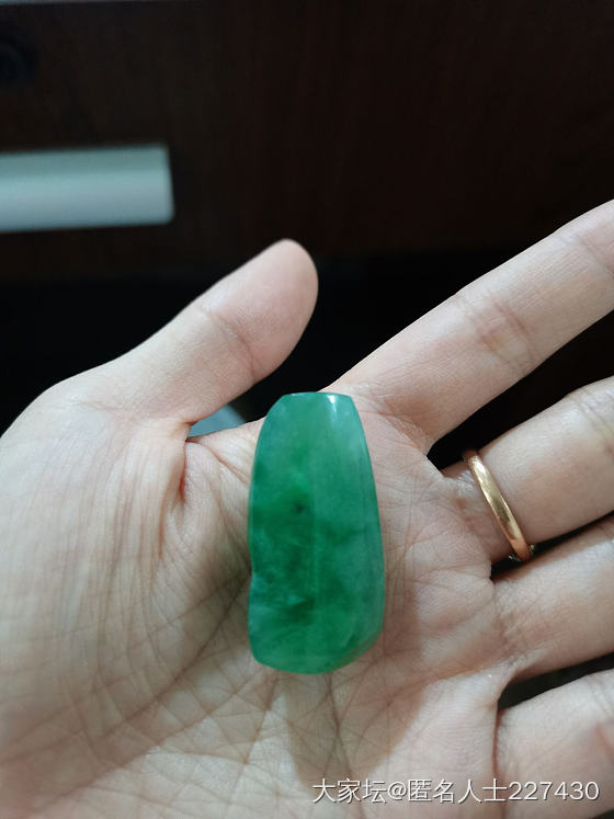 翡翠小白请大家帮忙看看选哪个，价位值得不_翡翠