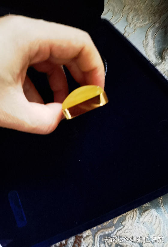 入手了一个蜜蜡吊坠，大家帮忙看下是不是买贵了，1599入手的_琥珀蜜蜡